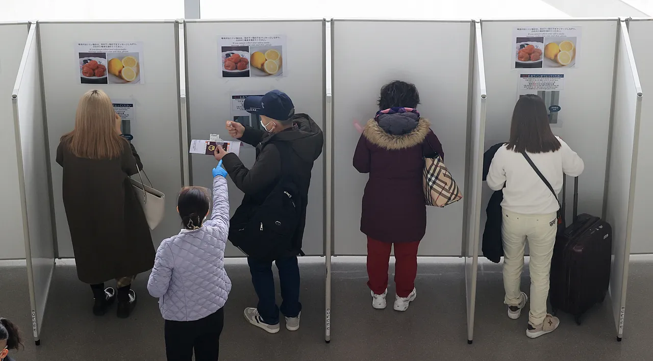 日本機場要求中國旅客掛紅繩吊牌區分，網友炸了