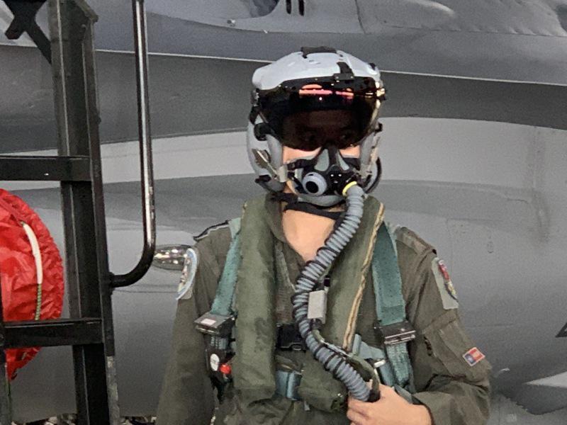 台部署在空军嘉义联队的头盔瞄准系统（JHMCS）性能的新款头盔。(记者洪哲政／摄...