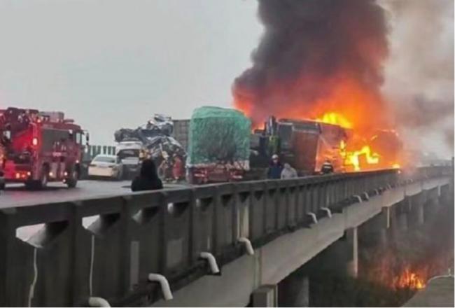 湖南高速重大傷亡車禍：數十輛相撞爆炸燃火