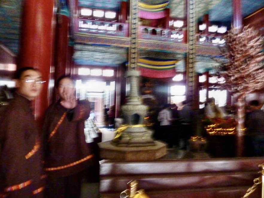 在班禪行宮行騙的「西藏師父」，也穿着與這兩人同樣的服裝。（唯色拍攝）