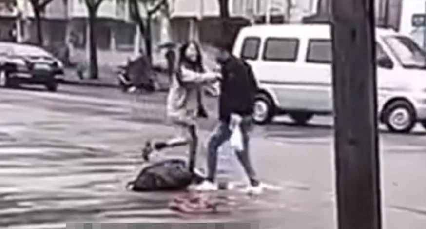 广西男子当街拳打脚踢女人20分钟 警察到场：没事儿，都是误会