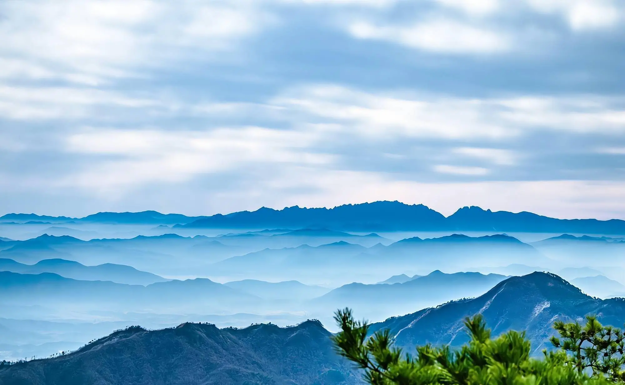 安徽仅次于黄山的名山，为“中国四大佛教名山”之一，景色美如画