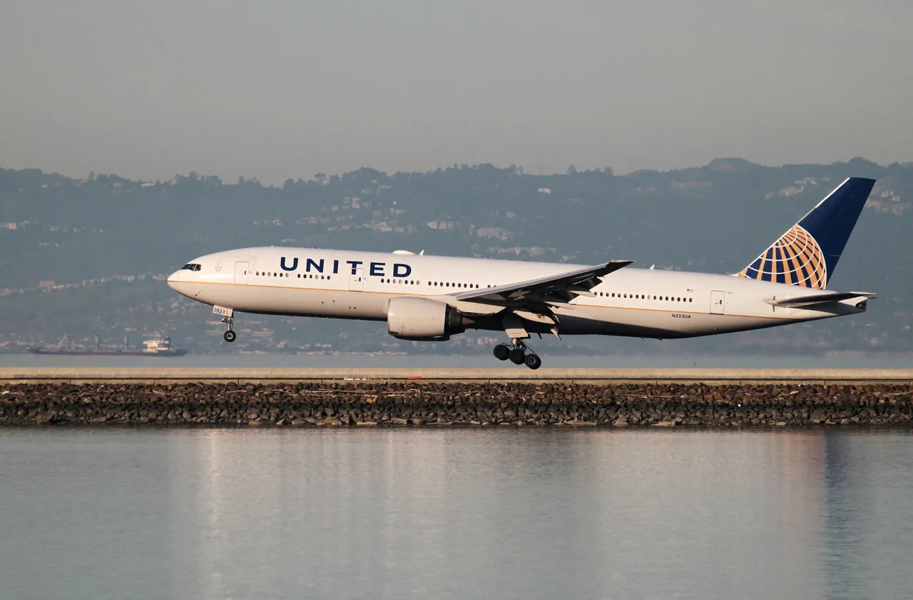 美國聯合航空一架波音（Boeing）777型客機，去年12月發生急降事件。圖為同型客機，非當事飛機。路透社資料照片