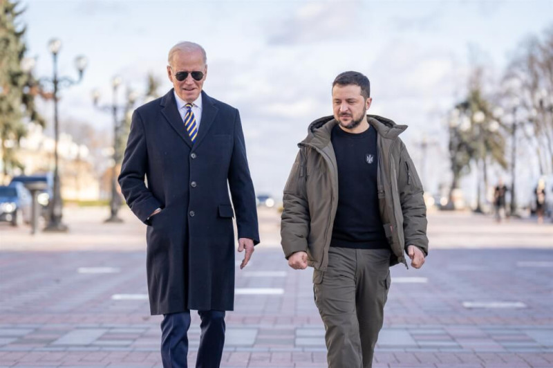 拜登20日无预警访问乌克兰首都基辅，和乌克兰总统泽连斯基并肩而走。   图：翻摄POTUS推特