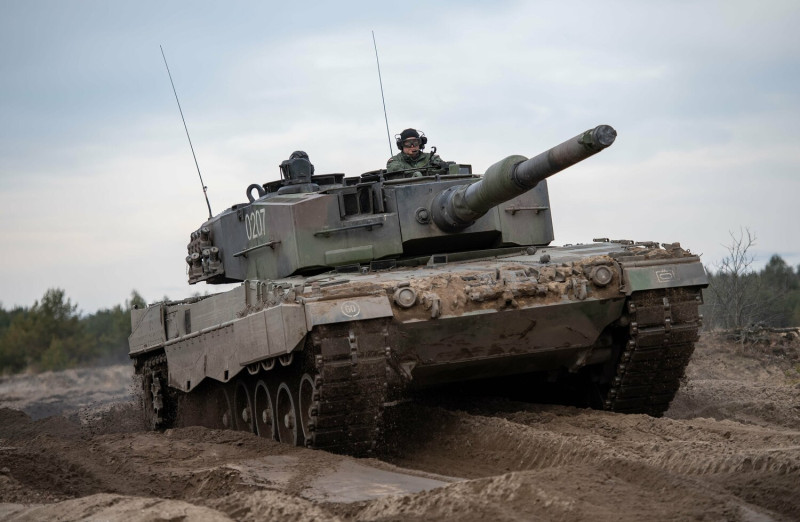 加拿大与波兰、挪威武装部队合作，向乌克兰新兵教授如何使用豹式坦克。   图：翻摄自加拿大武装部队（资料照）