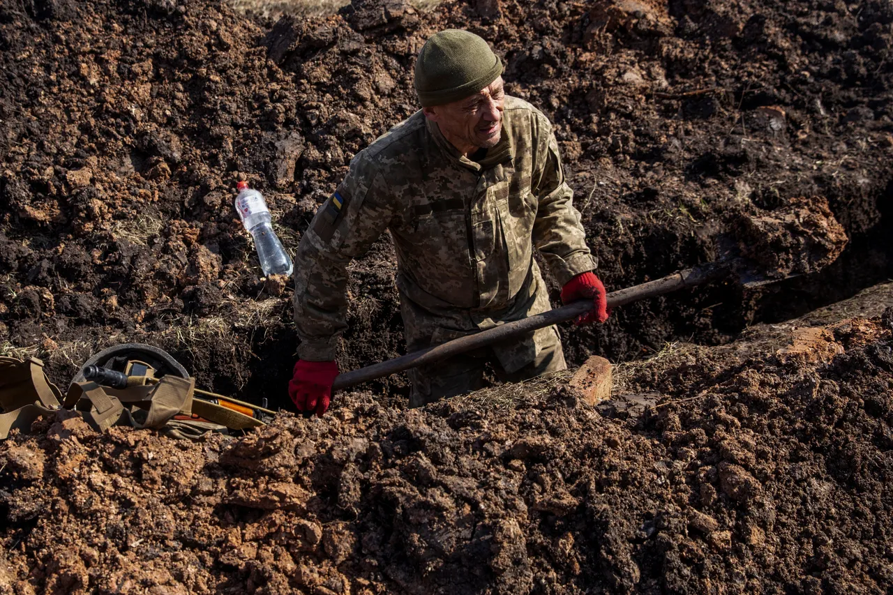 烏克蘭士兵4日在北部頓內次克州（Donetsk）前線城鎮巴赫穆特（Bakhmut）挖戰壕。路透社