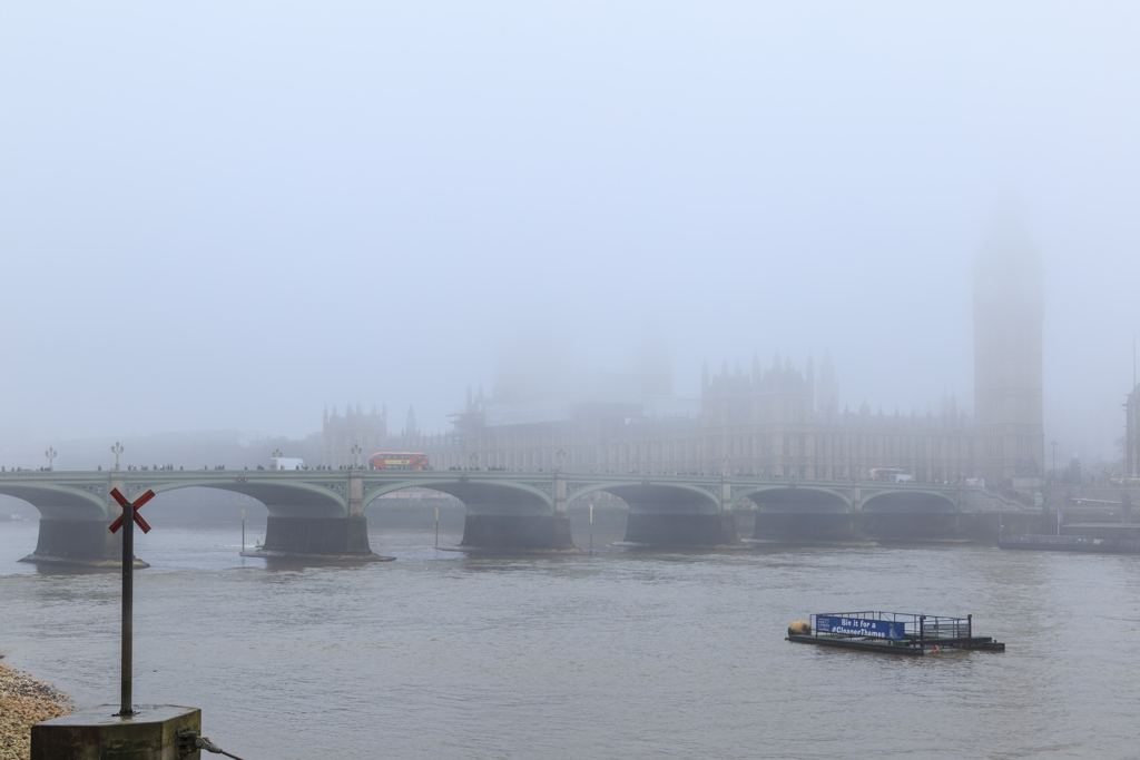 笼罩在雾中的西敏桥和泰晤士河。（图／Shutterstock）