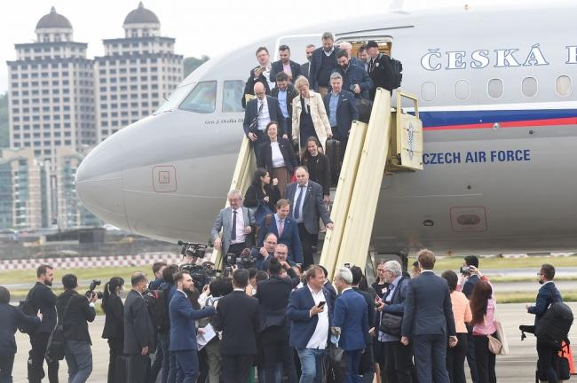 视中共如无物超150人官方代表团搭专机抵达台北＊ 阿波罗新闻网
