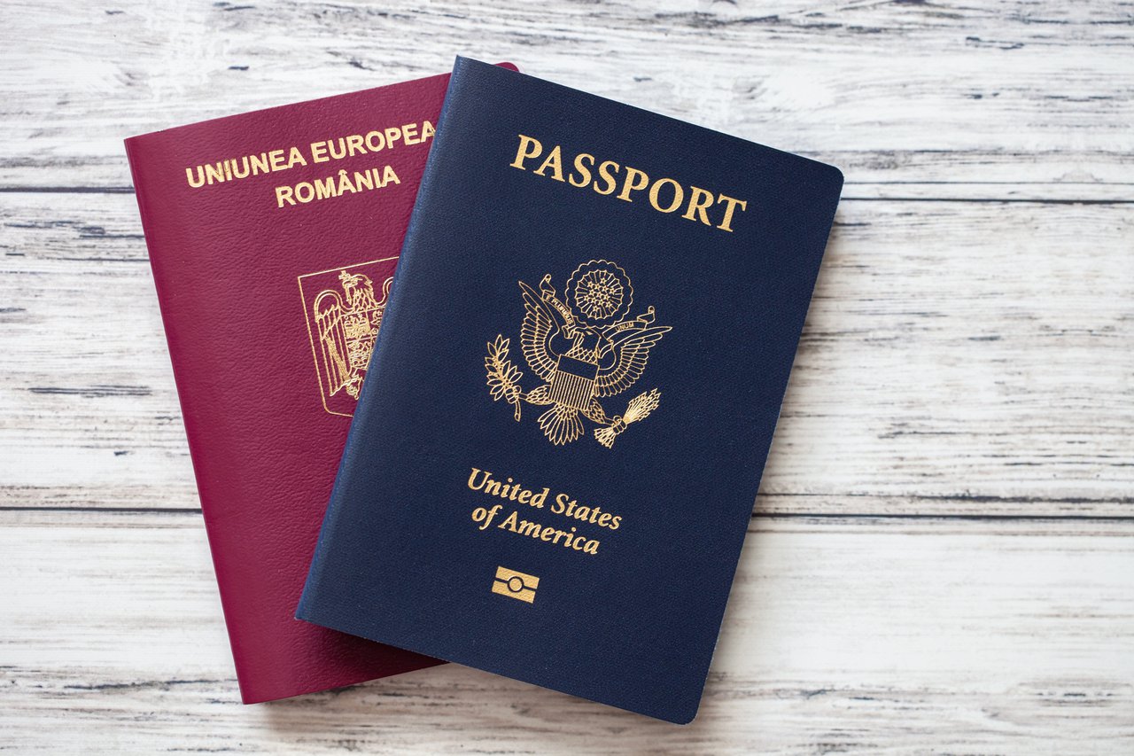 带旅行物品的美国护照 库存图片. 图片 包括有 玻璃, 镜片, 网关, 读取, 产品, 运载, 闲逛, 发现 - 164277069