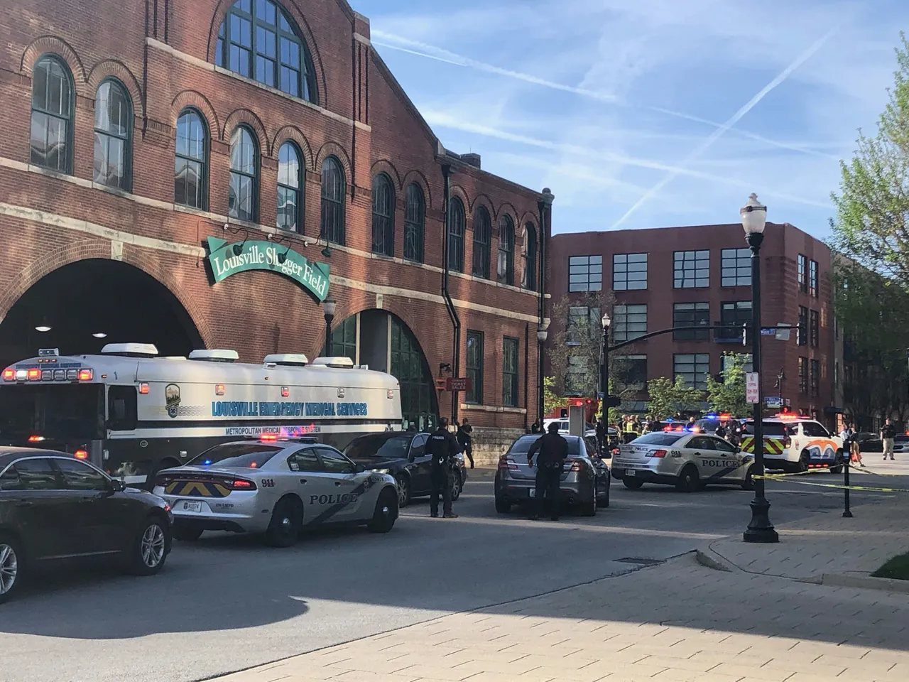 美國肯塔基州路易斯維爾該市中心的史拉格棒球場附近發生槍擊事件，造成5人死亡、6人。受傷路透社