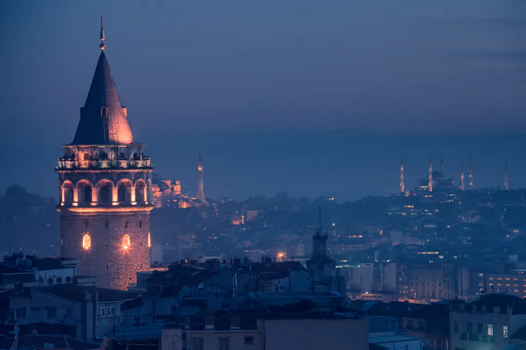 土耳其伊斯坦布尔7公里厚乌云 白昼变黑夜 长达5分钟