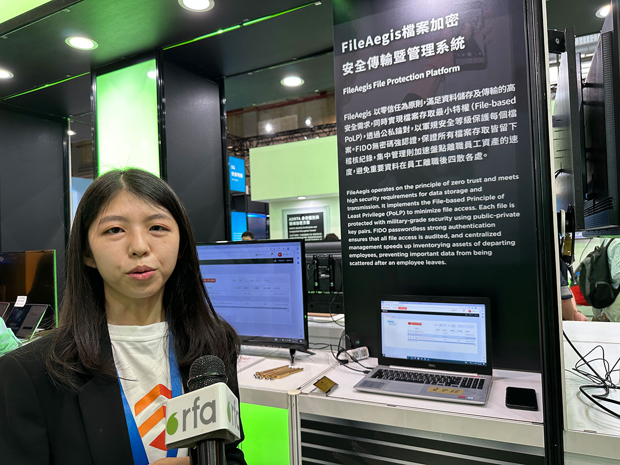 匯智安全科技公司營銷人員林蓉萱介紹「無密碼」加密軟件。（記者夏小華攝）