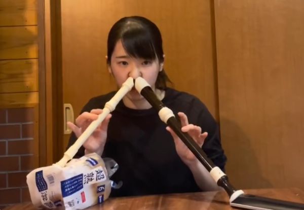 日本一名女网友展现用鼻孔分别吹奏双笛的特殊技艺。（翻摄推特@haruka_2go）