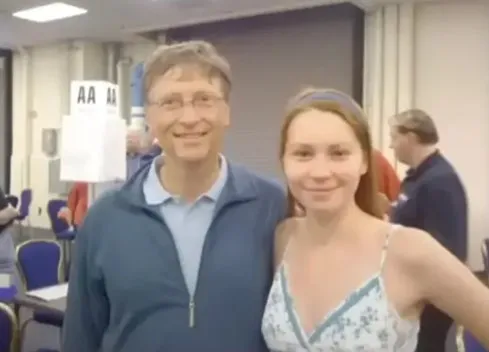 微软创办人比尔盖兹（左）曾与俄罗斯天才桥牌美少女安托娜娃（右）打过桥牌。翻摄IgniteNYC/YouTube