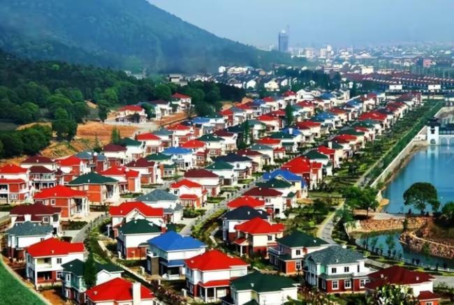 華西村的暴富和沒落：人均奔馳別墅到負債400億