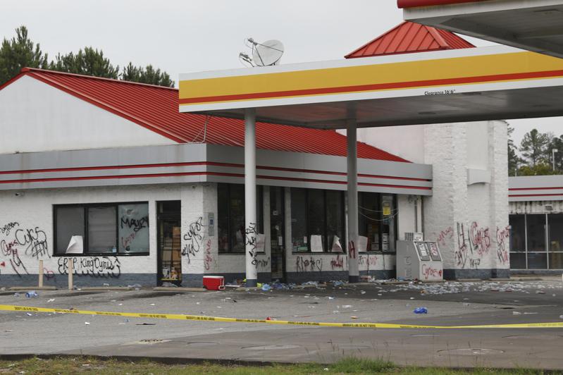 位於南卡州里奇蘭郡加油站旁便利商店，遭當地憤怒的民眾侵入並在牆上塗鴉，警方已拉起封鎖線。（美聯社）