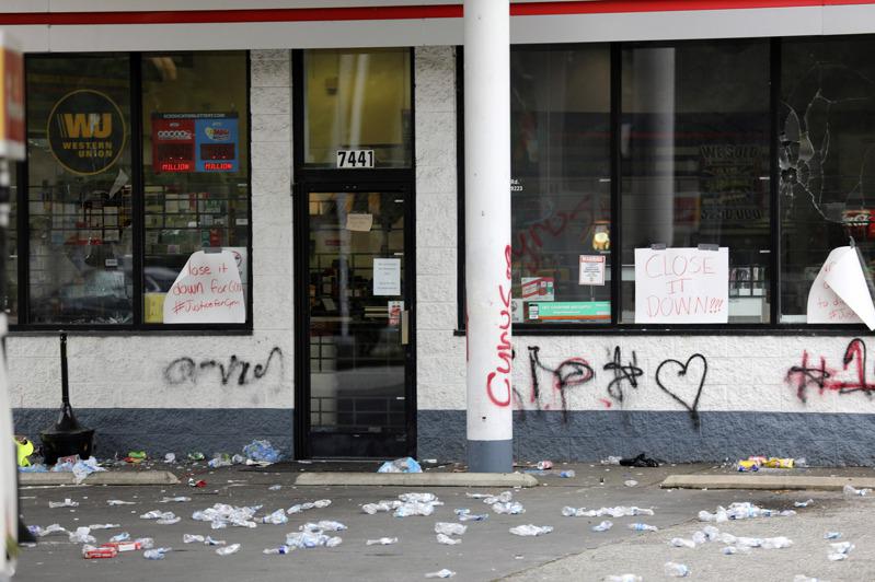位於南卡州Richland郡加油站旁便利商店，遭當地民眾侵入打劫並在牆上塗鴉。（...
