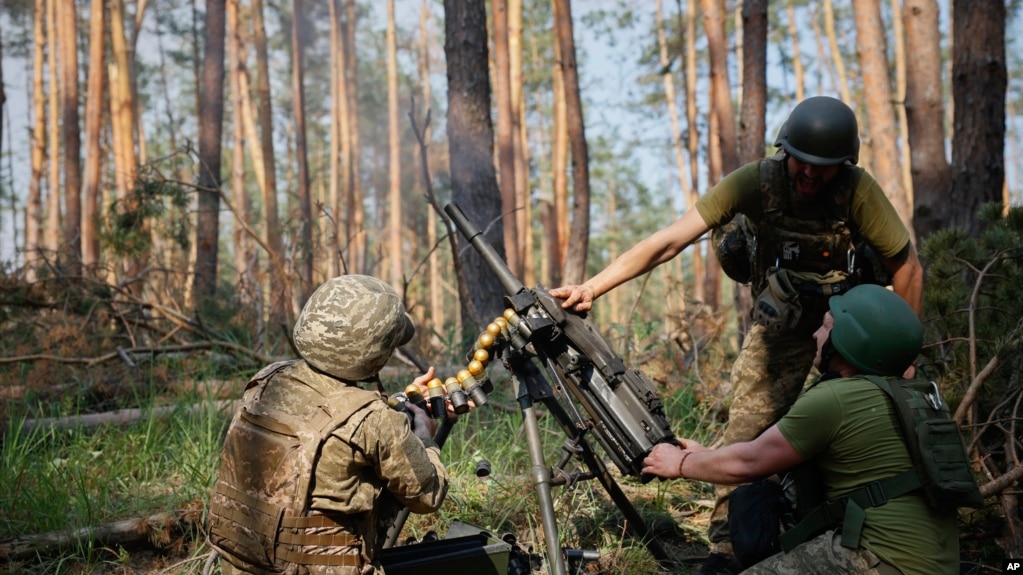 2023年6月8日，烏克蘭士兵用榴彈發射器攻擊盧甘斯克地區克雷明納附近前線的俄羅斯陣地。