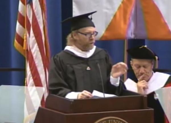 哈佛大学教授桑德斯2013年在雪城大学毕业典礼演讲，不论毕业后追求的生涯是什么，...