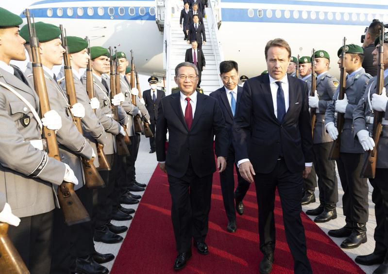 中國國務院總理李強18日抵達德國柏林。(新華社)