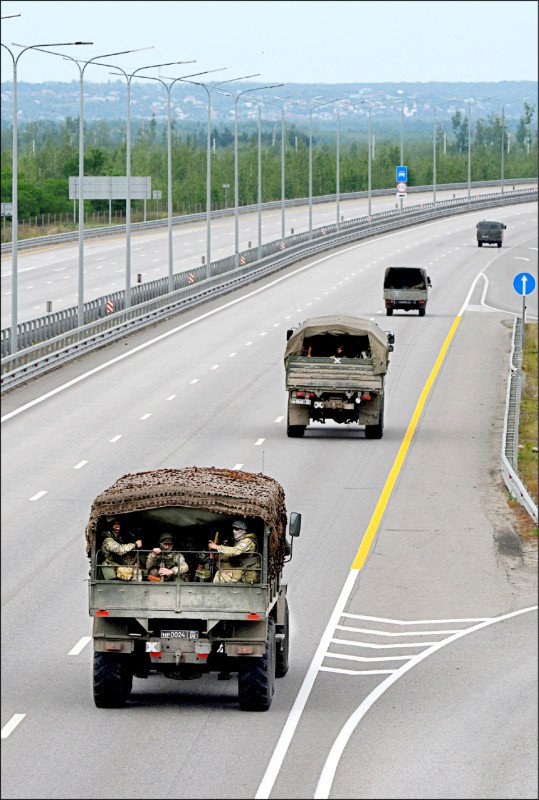 瓦格纳集团的军车廿四日搭载部队，沿着M4公路北上，目标似乎是首都莫斯科。（路透）