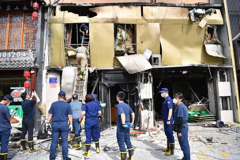 寧夏銀川21日發生燒烤店爆炸案，造成31死7傷。圖為應急管理部派工作組22日赴寧...