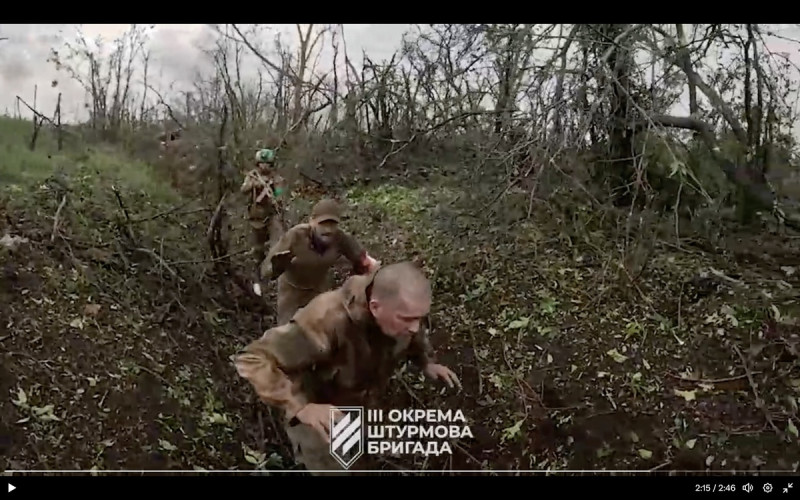 乌军在顿涅茨克—顿巴斯交战时，成功俘虏数名俄军。   画面翻摄自推特@NOELreports