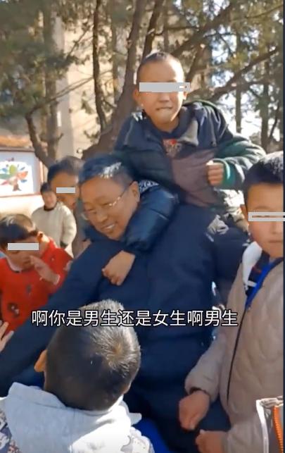涉性侵多名残障学生的随县博爱特校校长刘爱业，案发前经常在他抖音进行“形象包装”，亦被媒体称为“爱心爸爸”。（影片截图）