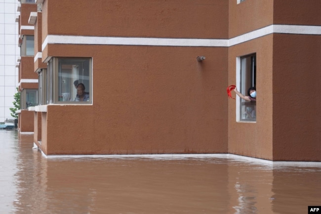 中國河北涿州民眾被洪水圍困家中救助救援。（2023年8月2日）