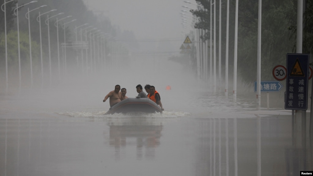 中國河北涿州民眾在滔滔洪水中乘坐橡皮艇逃生。（2023年8月3日）