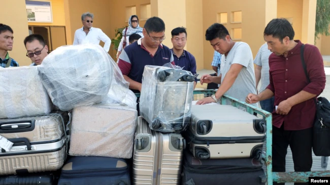 中國工人抵達瓜達爾機場。（資料照：2017年10月3日）