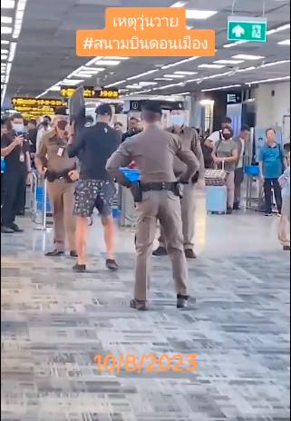 画面疯传：中国旅客曼谷机场发飙，“大战”警察