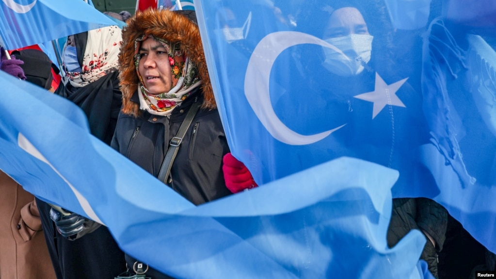 2022年1月23日來自中國維吾爾族人在土耳其奧委會大樓外抗議冬季奧運會