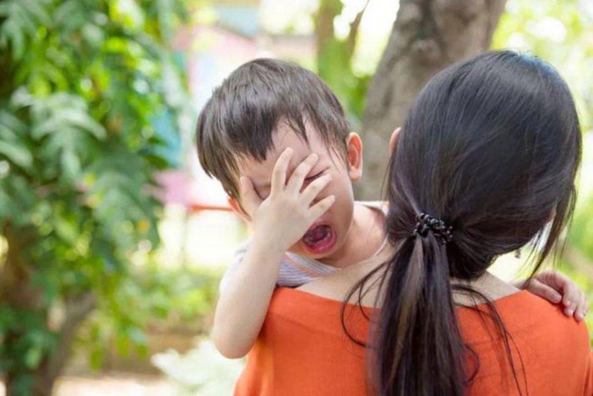 动不动就哭的孩子与忍着不哭的孩子，长大后会有很大的差距。