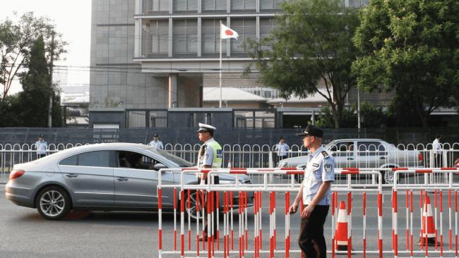 青岛日本人学校遭掷石　日使馆警戒反日示威