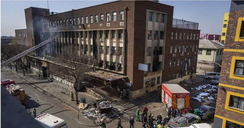 南非最大城市約翰內斯堡一棟大樓驚傳火警，至少74人不幸死亡，其中罹難者包括12名孩童。（圖／達志／美聯社）