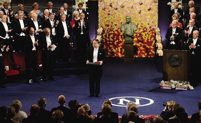 　12月10日，在瑞典首都斯德哥尔摩音乐厅举行的2012年诺贝尔奖颁奖仪式上，中国作家莫言(中)领取诺贝尔文学奖。