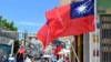台湾旗帜在金门岛的街道两旁飘扬。（2022年8月11日）