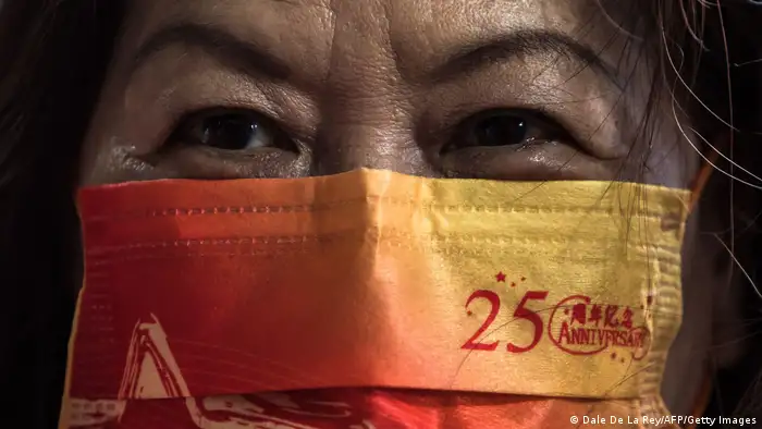 2022年7月1日，一名香港婦女戴著印有標語的口罩慶祝香港從英國移交給中國25周年。