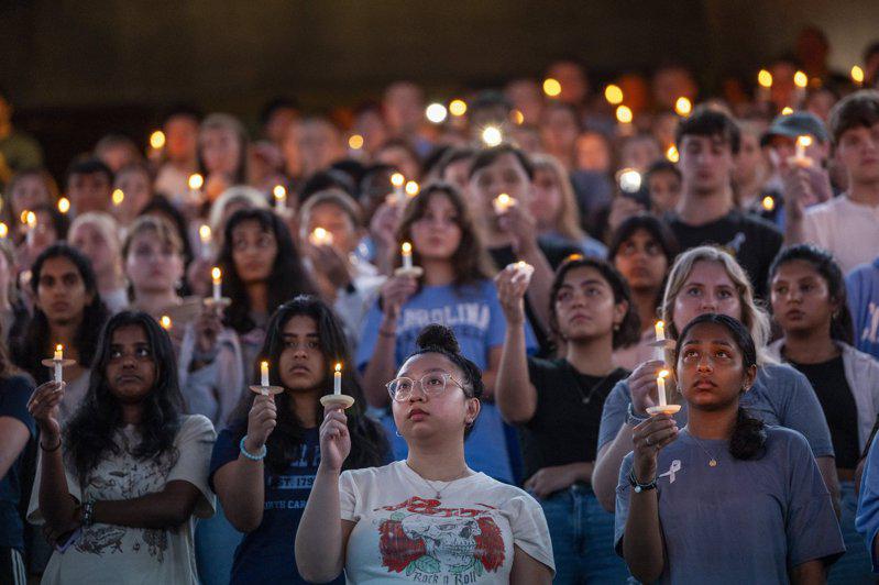 教堂山北卡大學學生及教職員8月30日晚舉行燭光晚會，悼念28日在校園內被槍殺的華...