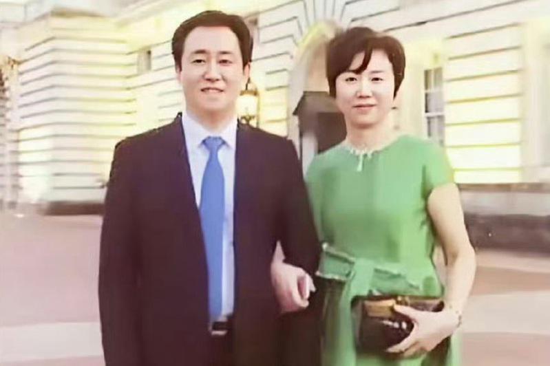 許家印（左）的「前妻」丁玉梅（右）傳已離開香港。（取材自微博）