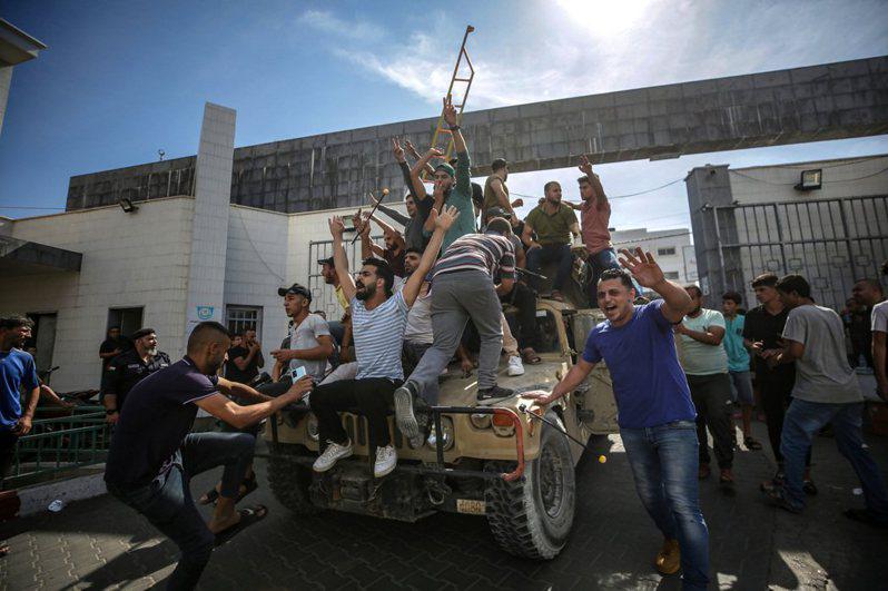 巴勒斯坦人在以色列軍用吉普車上慶祝。(歐新社)
