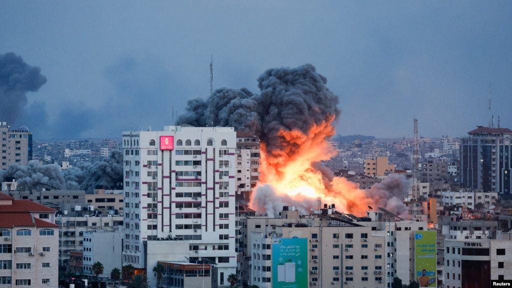 以色列部隊向加沙地帶的哈馬斯發起反擊，圖為加沙市的一棟高樓被炸現場。