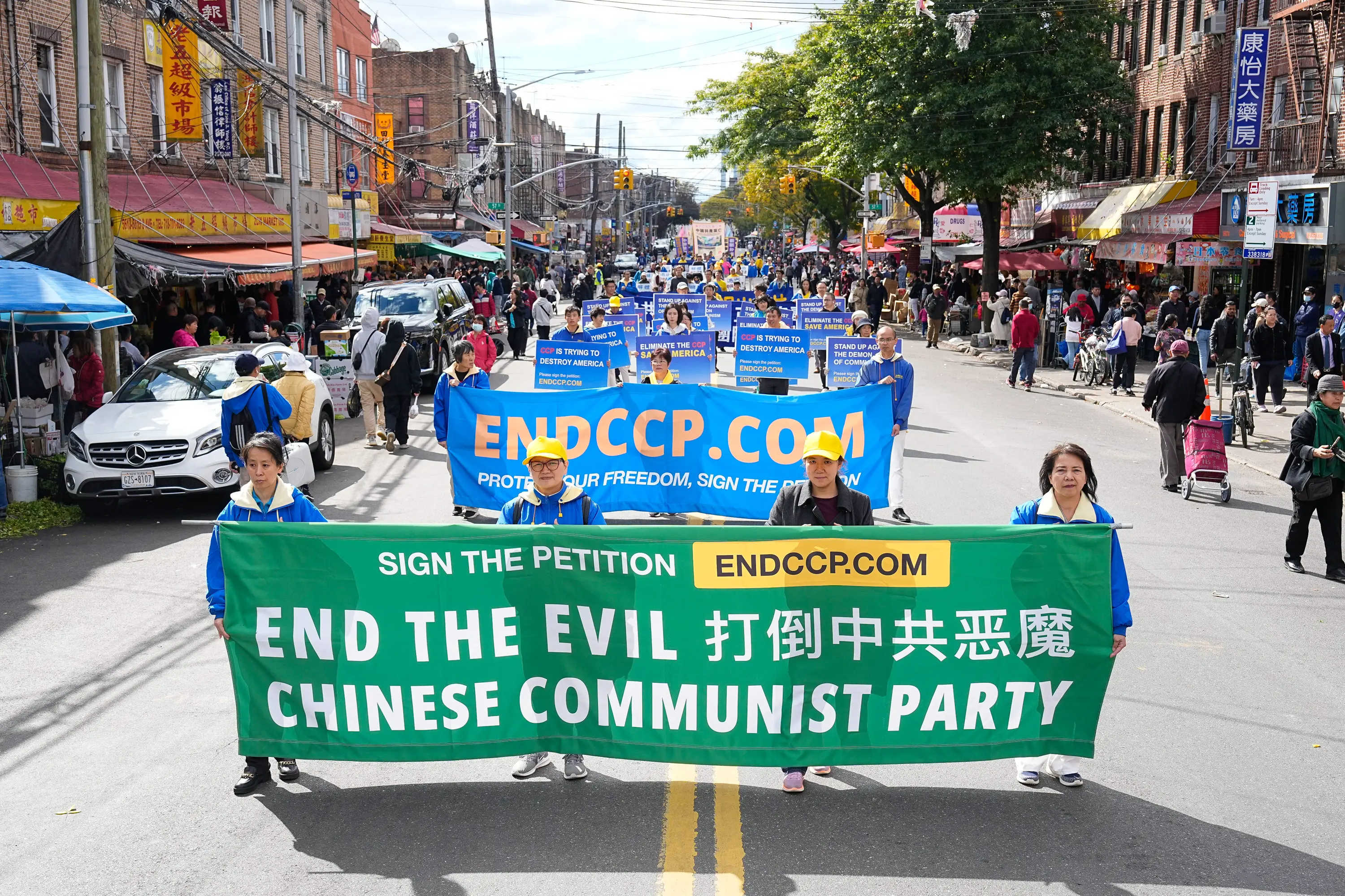 10月15日，部分大纽约地区法轮功学员上千人在纽约华人社区布碌仑八大道举行盛大游行，声援全球共有4.2亿中国人退出中共党团队。（戴兵/大纪元）