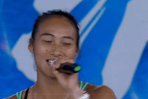 中國網球選手鄭欽文15日在鄭州公開賽獲單打冠軍後，竟突然被要求唱歌。（取材自WTA影片）