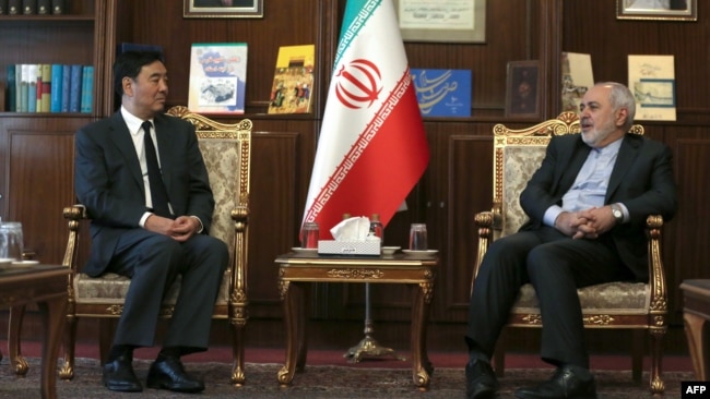 資料照片：伊朗外交部長穆罕默德·賈瓦德·扎里夫（右）在德黑蘭會見中國中東事務特使翟雋。（2019年10月22日）