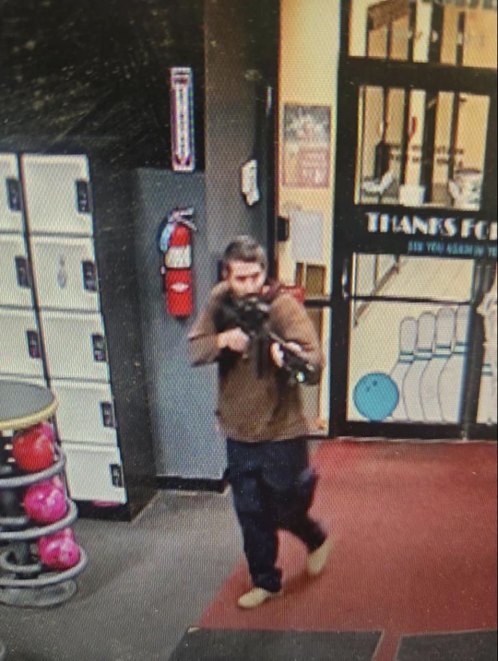 警局公佈照片顯示，槍手持長槍進入當地一間娛樂中心。(美聯社)
