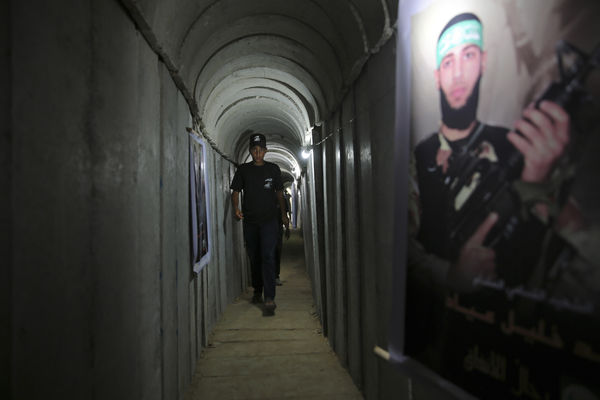 ▲▼一名巴勒斯坦青年在加薩市走向哈瑪斯所管理的軍事演習地下隧道。（圖／達志影像／美聯社）