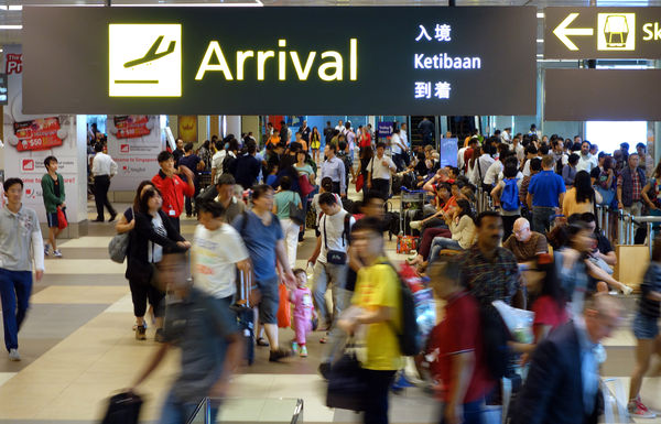 没签证被拒登机，中国女美钞贿赂航警，惨了… ＊ 阿波罗新闻网