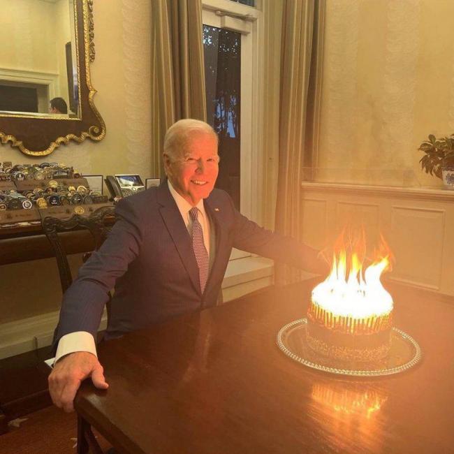 網民被嚇到，拜登81歲生日蛋糕像火球